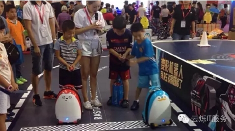 北京玩博会现场孩子们正在体验智能玩具